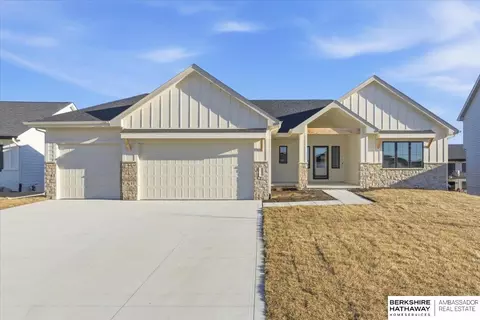 5439 Kestrel Pkwy, Elkhorn, NE 68022