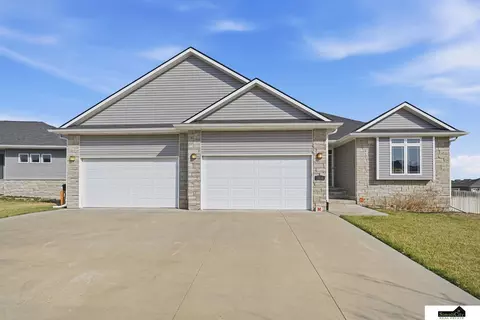 7272 Fuji Ln, Lincoln, NE 68516
