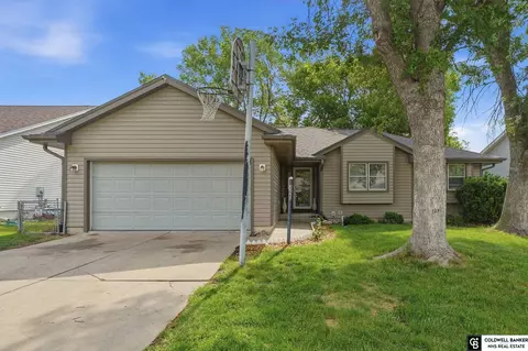 3220 Richard Ct, Lincoln, NE 68521