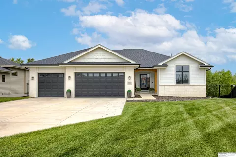 18244 Cheyenne Rd, Omaha, NE 68136