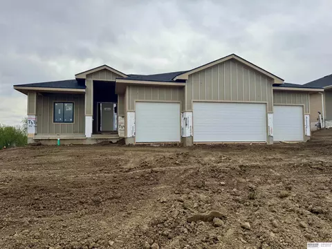 8954 Von St, Papillion, NE 68046