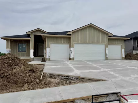 8954 Von St, Papillion, NE 68046