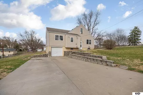 4702 N 52 St, Omaha, NE 68104