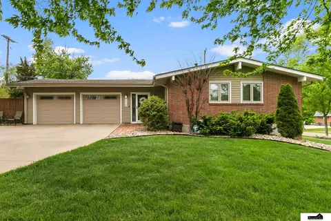 7441 Dotson Rd, Lincoln, NE 68505
