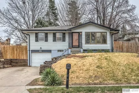 7517 Arrowrock Dr, Omaha, NE 68157