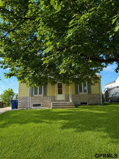 900 Mclaughlin Cir, Bellevue, NE 68005