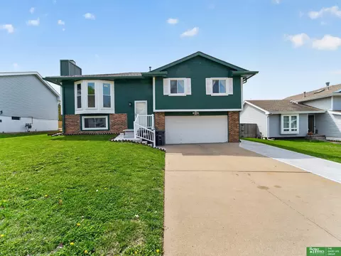 16607 Weir St, Omaha, NE 68135