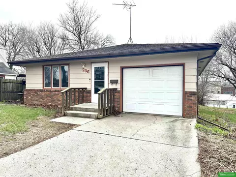 206 N Thomas St, Oakland, NE 68045