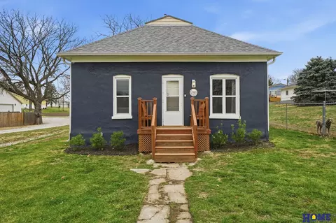 208 W E St, Elmwood, NE 68349