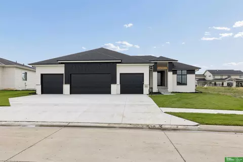19513 Ellison Ave, Elkhorn, NE 68022