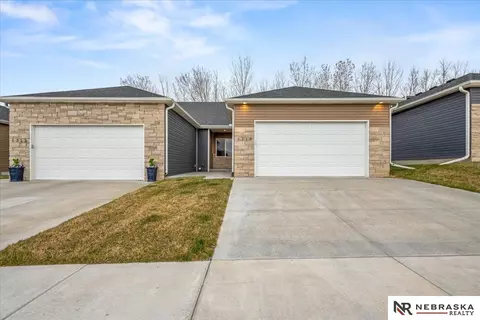 1719 NW 52nd St, Lincoln, NE 68528