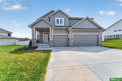 21819 G St, Elkhorn, NE 68022