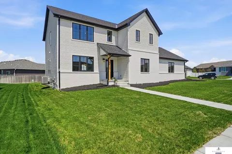 7740 Vera Dr, Lincoln, NE 68516