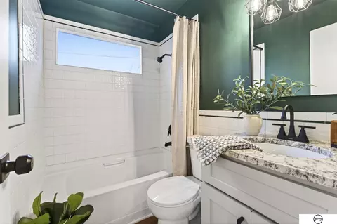 Bath - 102 W 28th Ave, Bellevue, NE 68005 photo 1 of 3