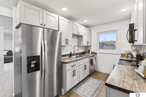 Kitchen - 102 W 28th Ave, Bellevue, NE 68005 photo 3 of 7