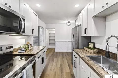 Kitchen - 102 W 28th Ave, Bellevue, NE 68005 photo 6 of 7