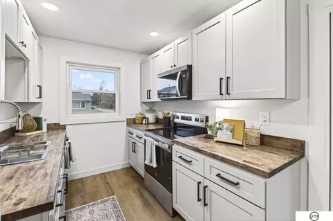 Kitchen - 102 W 28th Ave, Bellevue, NE 68005 photo 4 of 7