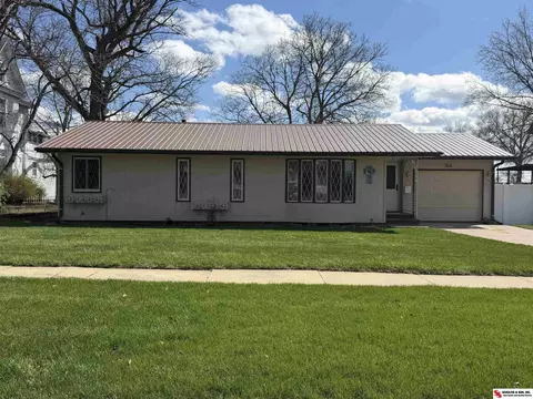 920 4th St, Fairbury, NE 68352