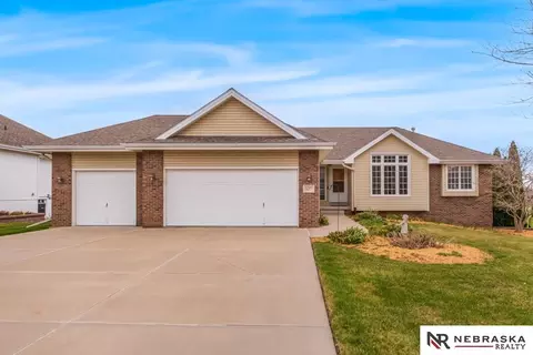 127 Longwood Dr, Papillion, NE 68133