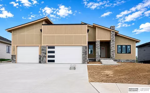 6231 N 207th St, Elkhorn, NE 68022
