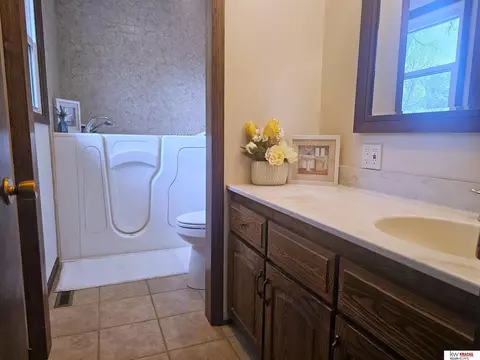 Bath - 1304 S 4th Ave, Beatrice, NE 68310 photo 1 of 5
