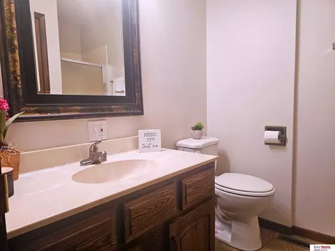 Bath - 1304 S 4th Ave, Beatrice, NE 68310 photo 4 of 5