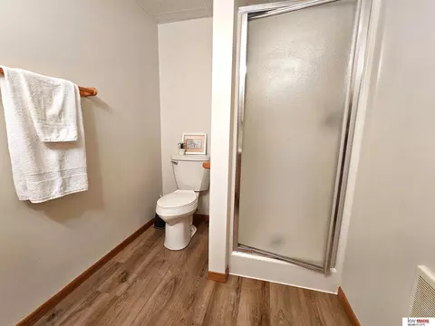 Bath - 1304 S 4th Ave, Beatrice, NE 68310 photo 5 of 5