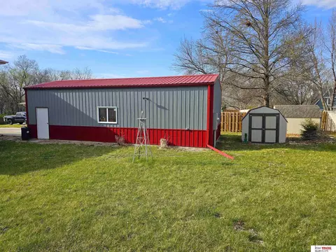 Exterior - 1304 S 4th Ave, Beatrice, NE 68310 photo 6 of 7