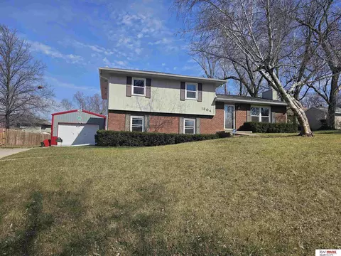 Exterior - 1304 S 4th Ave, Beatrice, NE 68310 photo 2 of 7