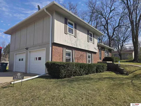 Exterior - 1304 S 4th Ave, Beatrice, NE 68310 photo 3 of 7