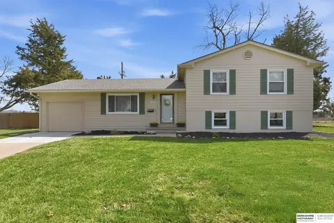 13205 Cedar Cir, Omaha, NE 68144