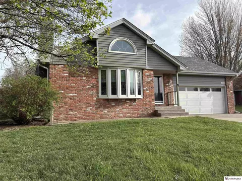 8110 Lowell Ave, Lincoln, NE 68506