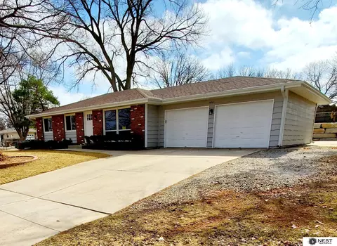 4241 Briarpark Dr, Lincoln, NE 68516