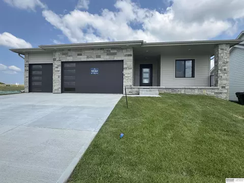 21428 Z St, Elkhorn, NE 68022