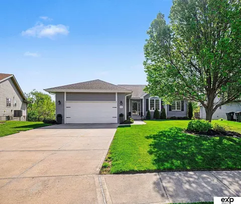 21417 Parkview Dr, Gretna, NE 68028