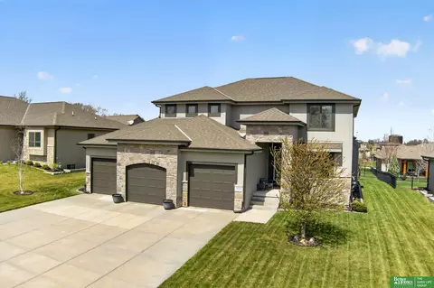 512 Sherwood Dr, Gretna, NE 68028
