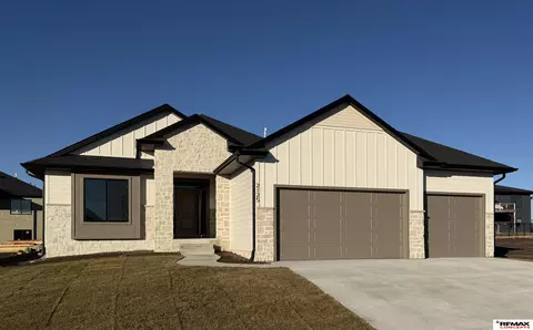 2125 S 95 St, Lincoln, NE 68520
