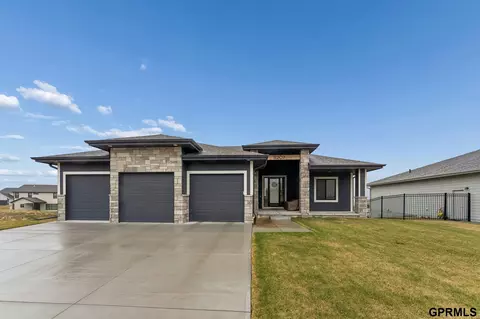 11207 N 170th St, Bennington, NE 68007