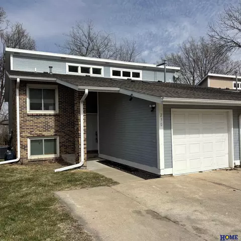 230 Parkside Ln, Lincoln, NE 68521