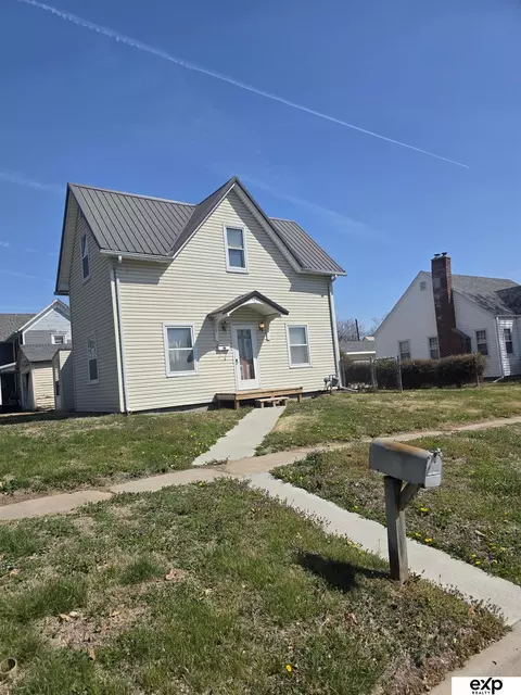 404 E 20th St, Falls City, NE 68355