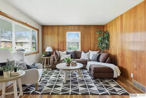 5621 Charles St, Omaha, NE 68132