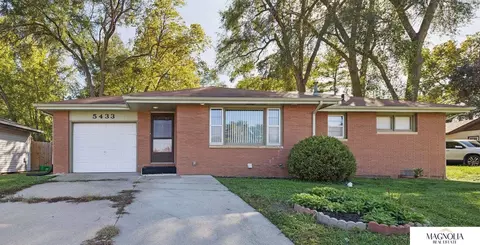 5433 Pioneers St, Lincoln, NE 68506