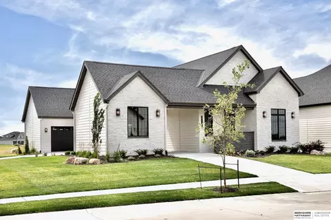 21101 Laurel Ave, Elkhorn, NE 68022
