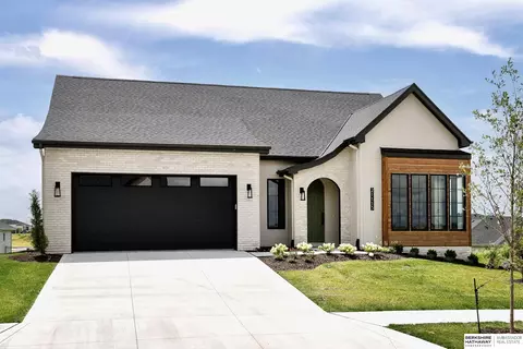 21113 Laurel Ave, Elkhorn, NE 68022
