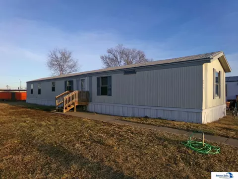 2418 Arapahoe Trl, Beatrice, NE 68310