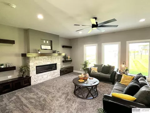 21814 Parkview Dr, Gretna, NE 68028
