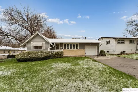 4960 Valley St, Omaha, NE 68106