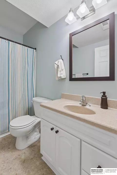Bath - 610 Ruby Rd, Papillion, NE 68133 photo 3 of 3