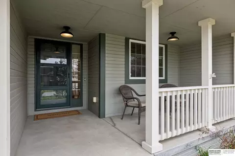 Exterior - 610 Ruby Rd, Papillion, NE 68133 photo 2 of 9