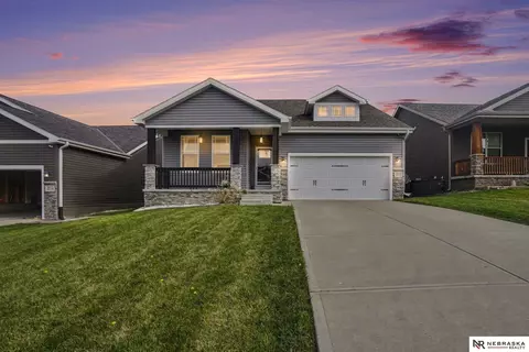 2212 Hedgeapple Rd, Plattsmouth, NE 68048